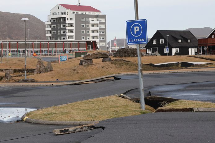 Een weg is beschadigd in het dorp Grindavik, dat werd geëvacueerd vanwege vulkanische activiteit.