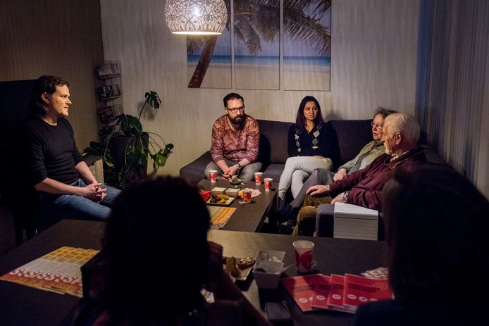 Een archieffoto van een huiskamerbijeenkomst van de SP in 2016 toen alles nog koek en ei was. Met links Bas Maes en in het midden op de bank naast elkaar Dirk Uijl en Boi Boi Huong.