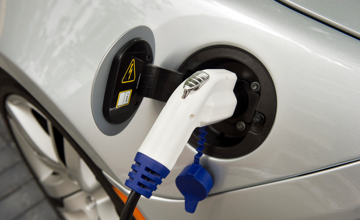 Een elektrische auto wordt opgeladen in het Nieuwe Rijden/ Elektrisch Vervoer Centrum in Rotterdam. In dit centrum worden bedrijven en consumenten voorgelicht over alle aspecten van elektrisch vervoer.  Beeld ANP