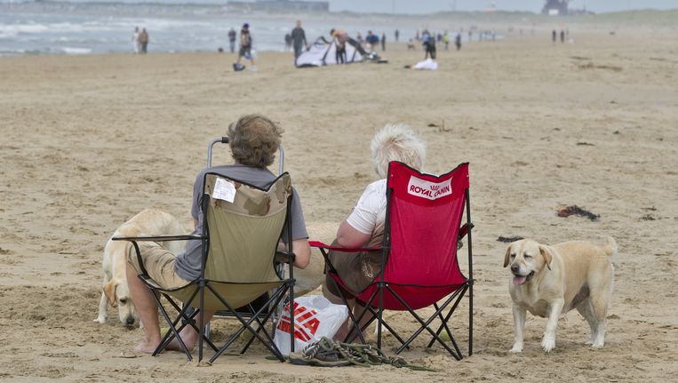 Ouderen op het strand van Bloemendaal aan Zee. Het Nederlandse pensioenstelsel is niet meer het beste ter wereld. Beeld ANP XTRA