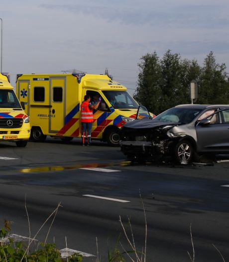 Auto rijdt ‘vermoedelijk’ door rood op kruising N3 en botst op andere auto: drie mensen gewond