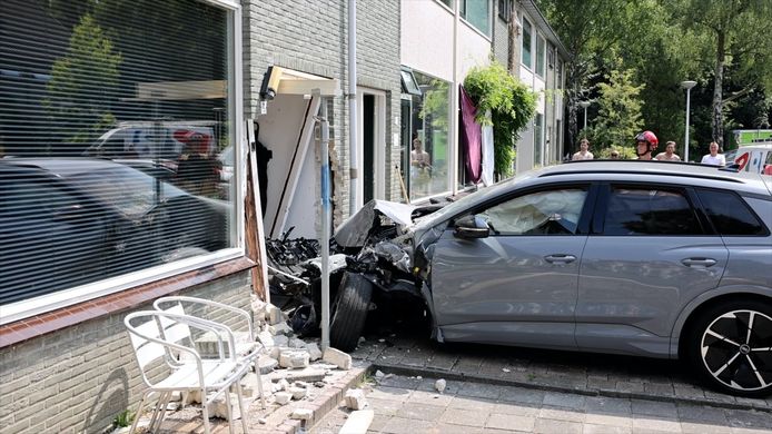 In Zwolle is een jongetje (7) vanmiddag het huis van zijn buren binnen gereden met een auto.