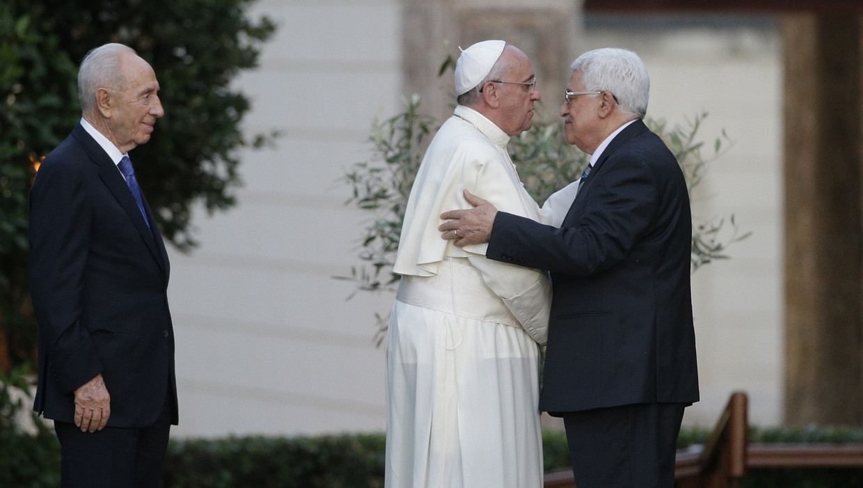 Paus Franciscus en de Palestijnse president Mahmoud Abbas in juni 2014. Links staat de Israëlische ex-president Shimon Peres. Beeld ap