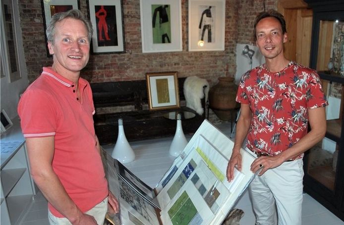 Daniël van Werven (rechts) en zijn man Koos Hulshoff, in hun huis van de kunst in Bad Benthheim.