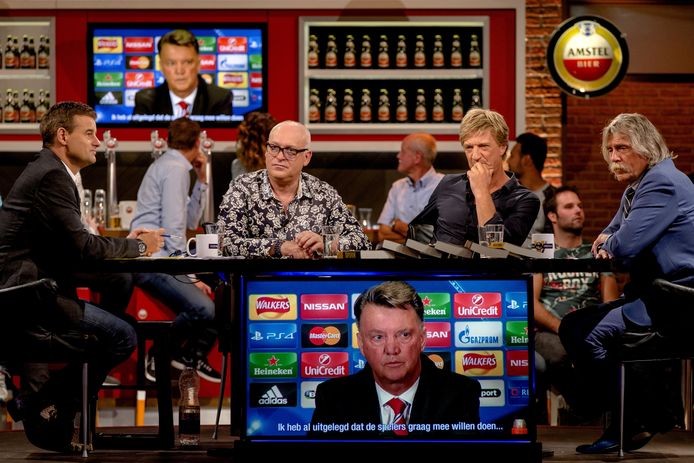 Wilfred Genee, René van der Gijp, Wim Kieft en Johan Derksen tijdens de opnames van het programma, toen nog, Voetbal Inside geheten.
