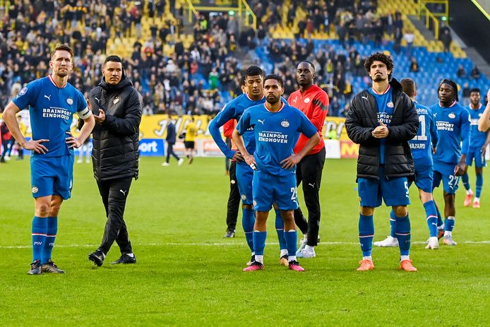 PSV stond er zondagmiddag beteuterd bij in Arnhem.