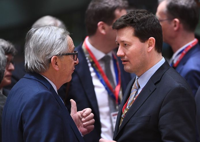 Jean-Claude Juncker (L) praat met Martin Selmayr.