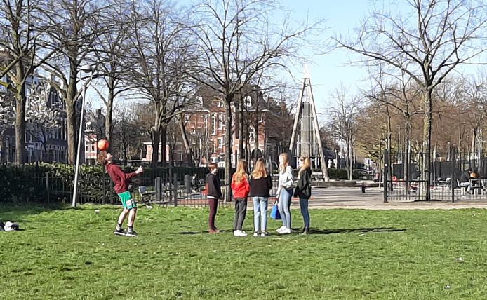 Jongeren hebben moeite om op anderhalve meter van elkaar te blijven tijdens het coronavirus. Zoals hier in het Heemraadspark in Rotterdam-West.