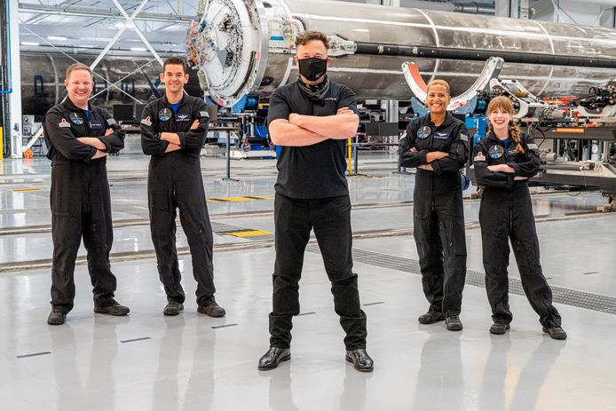 De crew van de Inspiration 4, vlnr Chris Sembroski, Jared Isaacman, Sian Proctor en Hayley Arceneaux. Voor hen staat SpaceX-baas Elon Musk.