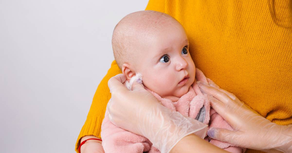 Faire des trous chez un bébé de deux semaines : bonne idée ou pas souhaitable ?  |  En bonne santé