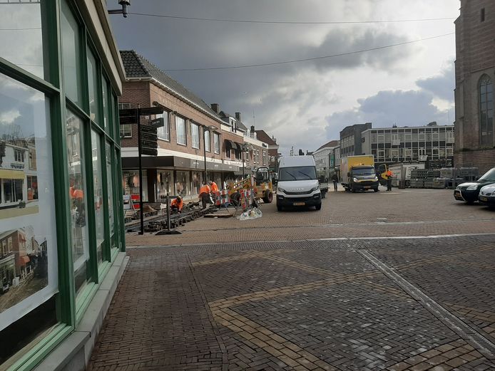 Het Simonsplein was deels opengebroken, maar is in de loop van de middag weer dichtgelegd, zodat er geen stenen liggen om mee te gooien.