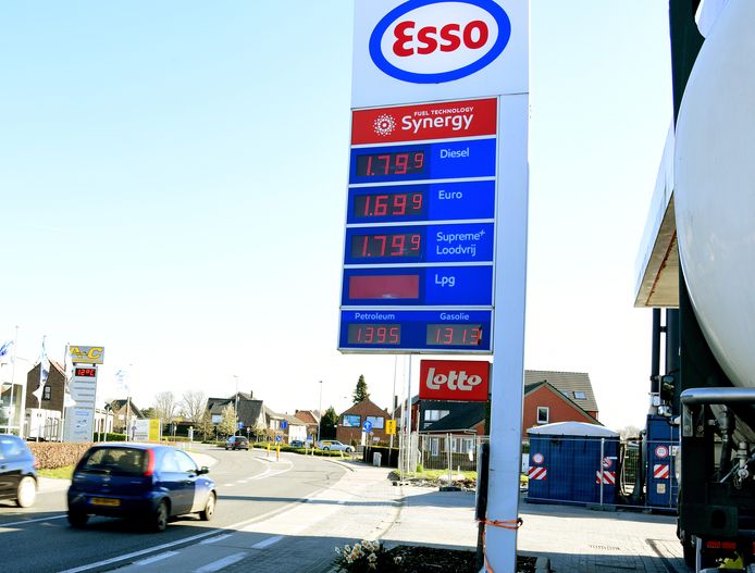 Lauw landbouw Verbazingwekkend Drukte bij Belgische tankstations door lagere prijzen, maar niet overál |  Auto | AD.nl