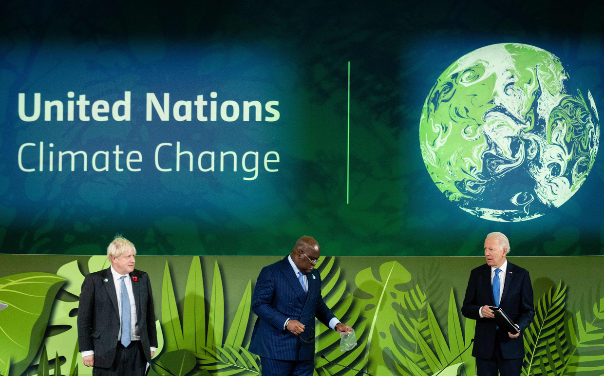 De Britse premier Boris Johnson, president Felix Tshisekedi van Congo en de Amerikaanse president Joe Biden spraken op de klimaattop in Glasgow over de gevaren van ontbossing.  Beeld AFP