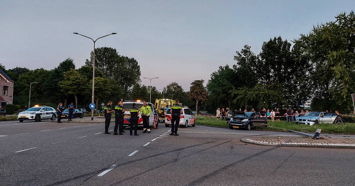 Under the influence of drugs, motorist flies off the bend at Nijmegen intersection: one injured person and major havoc |  Nijmegen