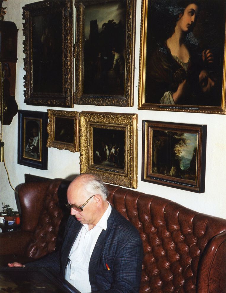 Freek Kuijper voor een deel van zijn kunstcollectie, in 1993. Beeld 