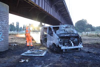 Bestelbus in vlammen op onder brug tussen Den Bosch en Hedel, mogelijk gestolen voertuig in brand ge