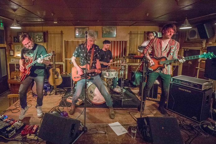 The Niss tijdens het allereerste optreden van de band in Café Baarends in Goes vorig jaar april. Vooraan v.l.n.r. Bart Dietvorst (gitaar), Rob van Soest (zang/gitaar) en René Geelhoed (bas). Achter hen drummer Salle de Jonge en toetsenist Stan Dekwaadsteniet die inmiddels is opgevolgd door toetsenist/gitarist Walter Calbo