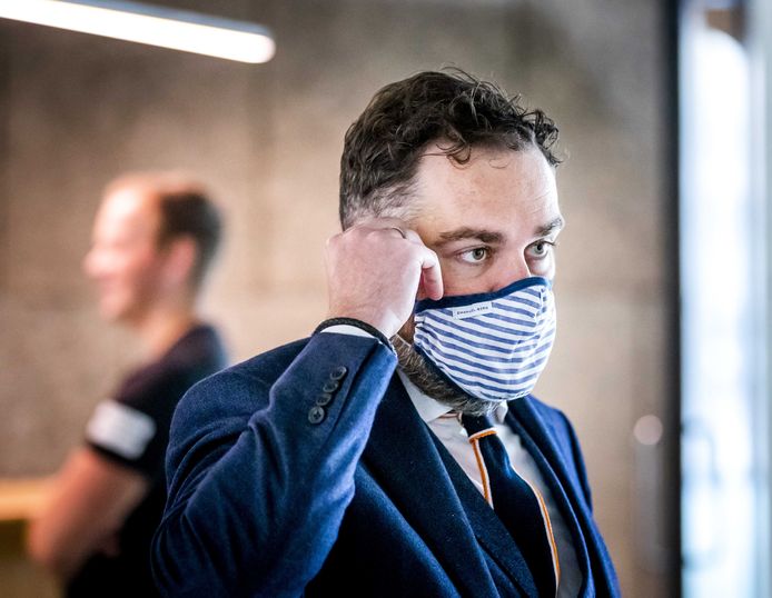 Klaas Dijkhoff van de VVD met een mondkapje.