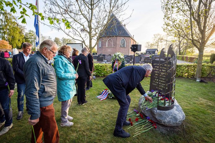 Dodenherdenking in Giethoorn met het nieuwe monument.