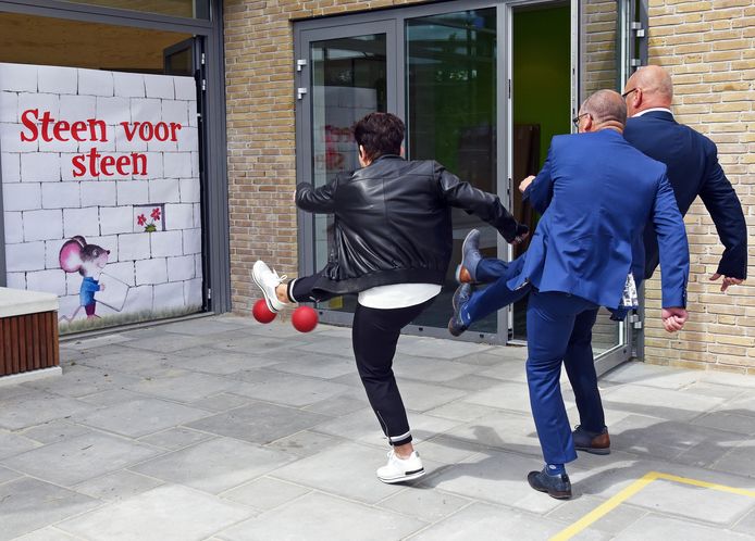 Diana van Damme, Adrie Totté en Frank van Driessche openen de nieuwe school.