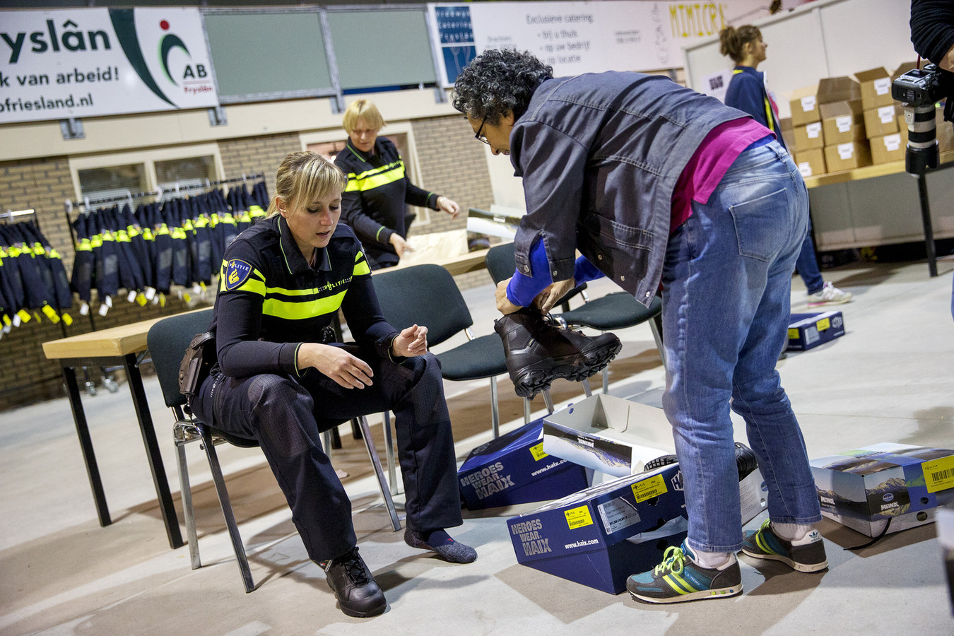Geschikt combinatie spontaan Politie geeft zwerver schoenen cadeau | Foto | AD.nl