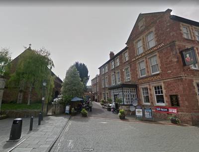 Man doet bommelding bij pub waar zijn vrouw de bloemetjes buiten zet