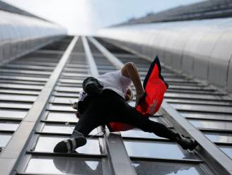 Franse Spiderman beklimt wolkenkrabber in Parijs