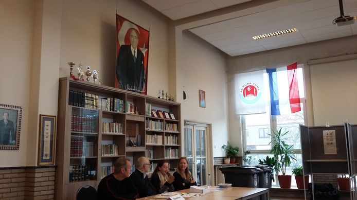 Het portret prijkte boven de leden van het stembureau aan de Citroenvlinderstraat in Nijmegen.