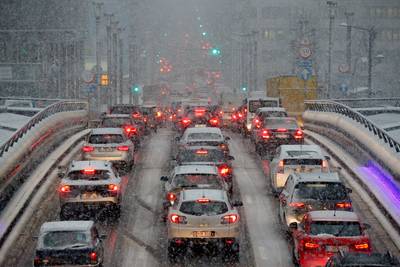 Sneeuw veroorzaakt enorme chaos op Luikse wegen: sommige bestuurders laten auto achter