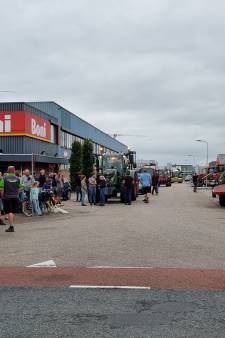 Boeren vertrokken na derde blokkade bij distributiecentrum van Boni in Nijkerk