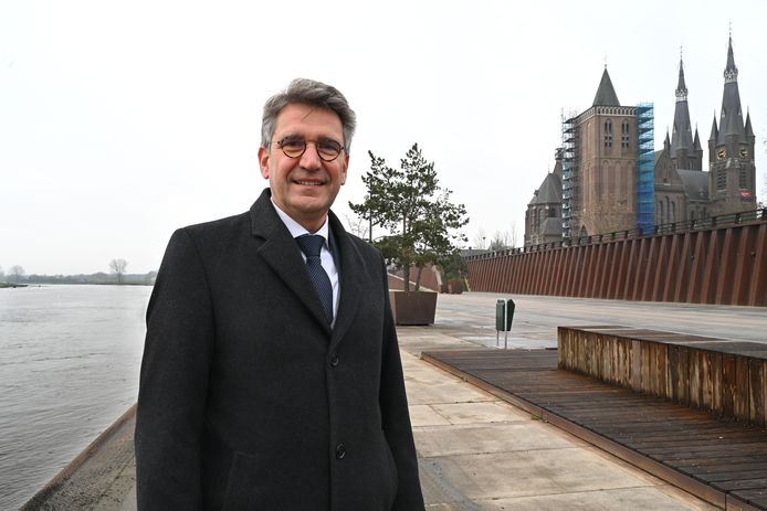 Burgemeester Wim Hillenaar op de Maaskade in Cuijk.
