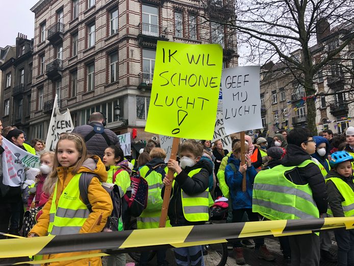 Protest ouders en kinderen Maria Boodschap-basisschool tegen luchtvervuiling op 16 maart 2018