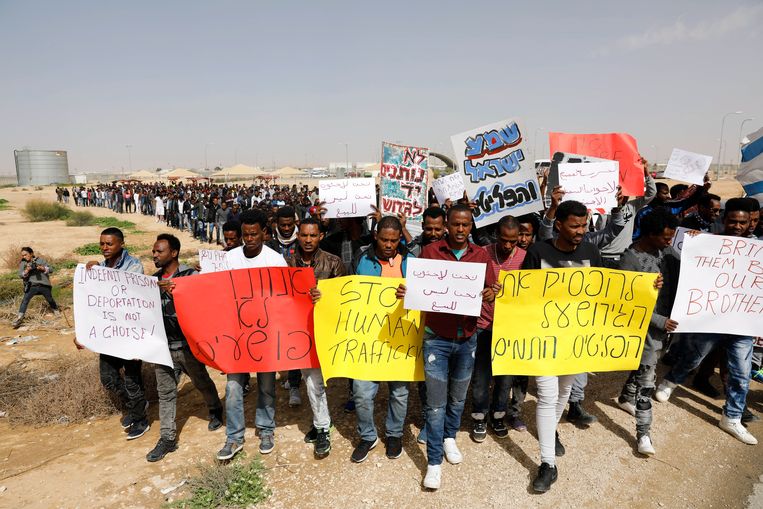 Afrikaanse migranten in Israël demonstreren tegen het besluit om hun lotgenoten op te pakken en vast te houden als zij weigeren te vertrekken. Beeld EPA