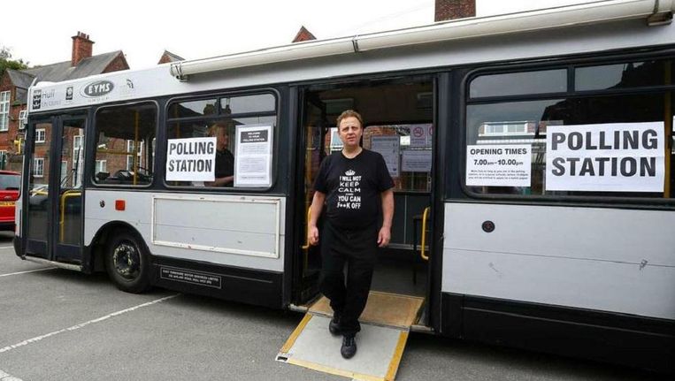 Een Britse kiezer verlaat een bus die gebruikt werd als stemlokaal voor het Brexit-referendum. Beeld afp