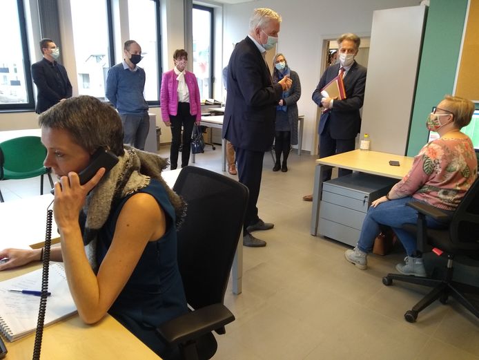 Gouverneur Jan Spooren in gesprek met noodplancoördinator Katrien Van Robaeys van Tielt-Winge in het callcenter op het gemeentehuis.