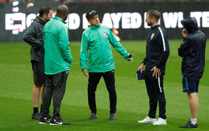 De Nigeriaanse staf tijdens een training in Engeland, met in het midden bondscoach Gernot Rohr.