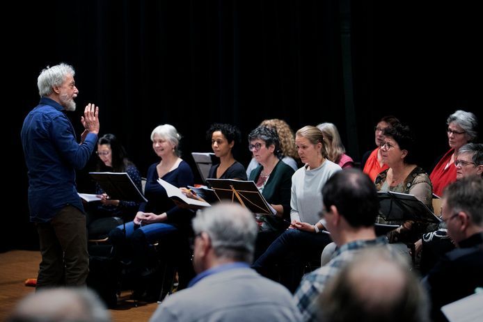 Repetitie van ‘Reflections on Gilgamesh’ met dirigent Louis Buskens.