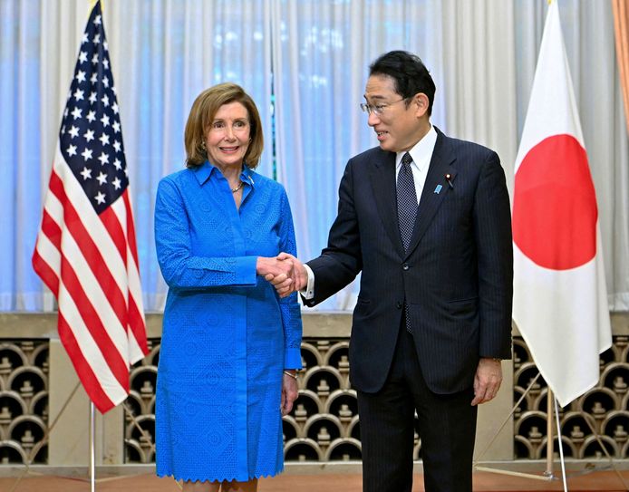 De Japanse premier Fumio Kishida (rechts) schudt de Amerikaanse toppolitica Nancy Pelosi de hand in Tokio.