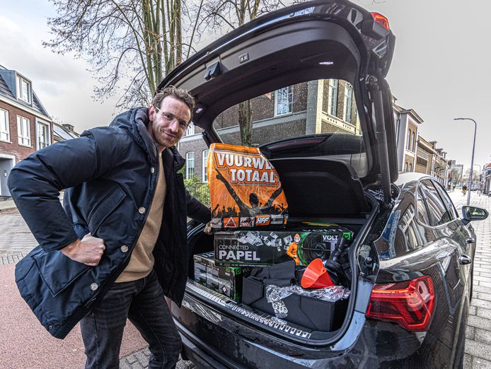In Zwolle knalt de vuurwerkverkoop dit jaar door het dak. Ton Tijhuis heeft de kofferbak vol, en op de achterbank ligt de rest.