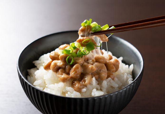 Natto: gefermenteerde sojabonen die veel vitamine K2 bevatten.