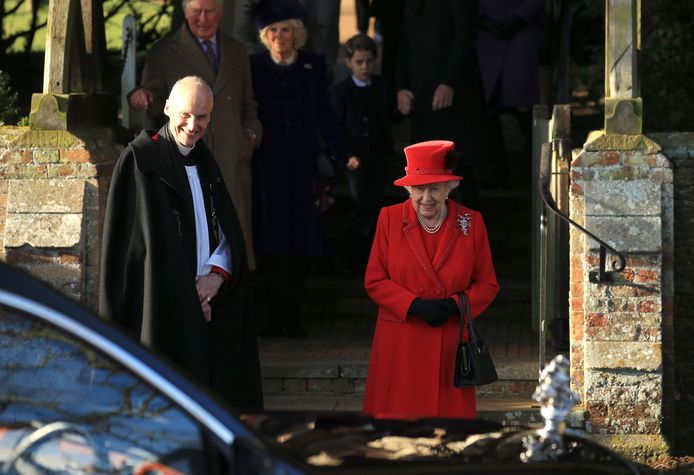 Queen Elizabeth II  voor de St. Mary Magdalene-kerk.