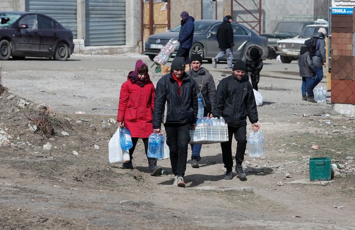 Bewoners van Marioepol hebben water gevonden in een supermarkt. Het gemeentelijke waterleidingbedrijf is afgesloten.