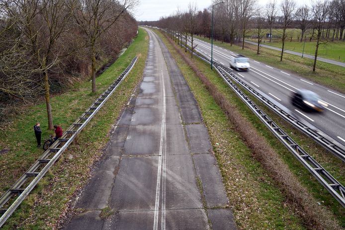 Een deel van de oude rijbaan ligt nog steeds naast de N269. Die wordt  nu niet gebruikt.