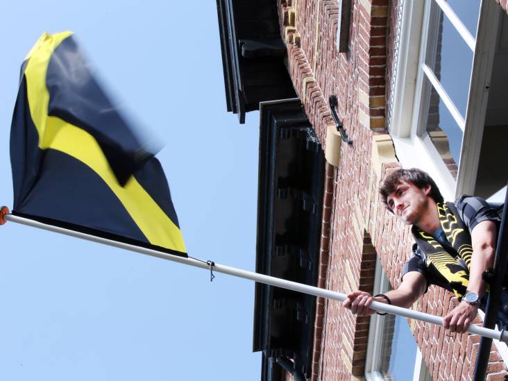 Geel-zwarte NAC-vlag wappert op veel plekken in Breda, supporters kijken uit naar treffen met FC Emmen