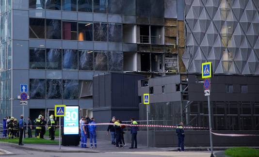 Hulpdiensten hebben de omgeving van het in de nacht van zaterdag op zondag door een droneaanval beschadigde gebouw in Moskou afgezet.