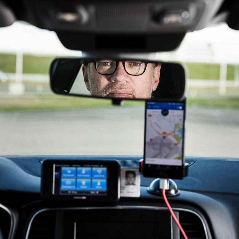 Na afloop van elke rit kan een klant de chauffeur beoordelen met 1 tot 5 sterren. Zakt de gemiddelde beoordeling onder de 4,6, dan kan de chauffeur door Uber op non-actief worden gezet. Beeld Jiri Buller 