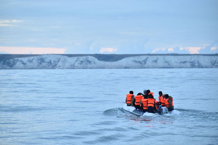 Archiefbeeld: migranten met een bootje op weg naar het zuiden van Engeland.