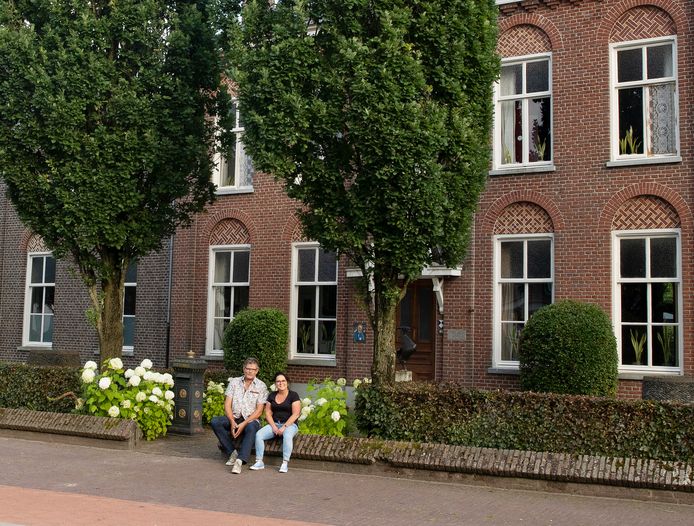 Jack van Bommel en Elly Verrijt bij het voormalige klooster.