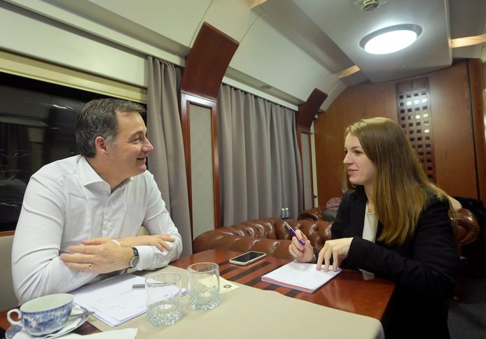 Politiek journaliste Astrid Roelandt met premier Alexander De Croo (Open Vld) op de nachttrein naar Kiev.