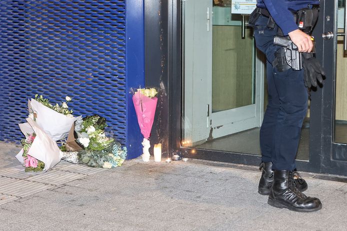 Aan het politiekantoor liggen bloemen ter nagedachtenis aan de getroffen politieagent.